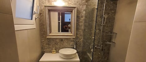 Appartement | Salle de bain | Douche, séchoir à cheveux, serviettes fournies