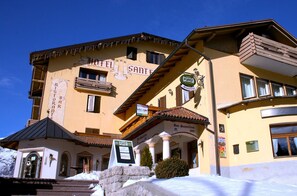 Un hotel con un cartel que dice "HOTEL SANTELLA" y "Ristorante Bar Santelma".