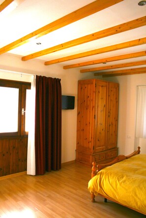 Habitación cuádruple estándar | Caja fuerte y escritorio