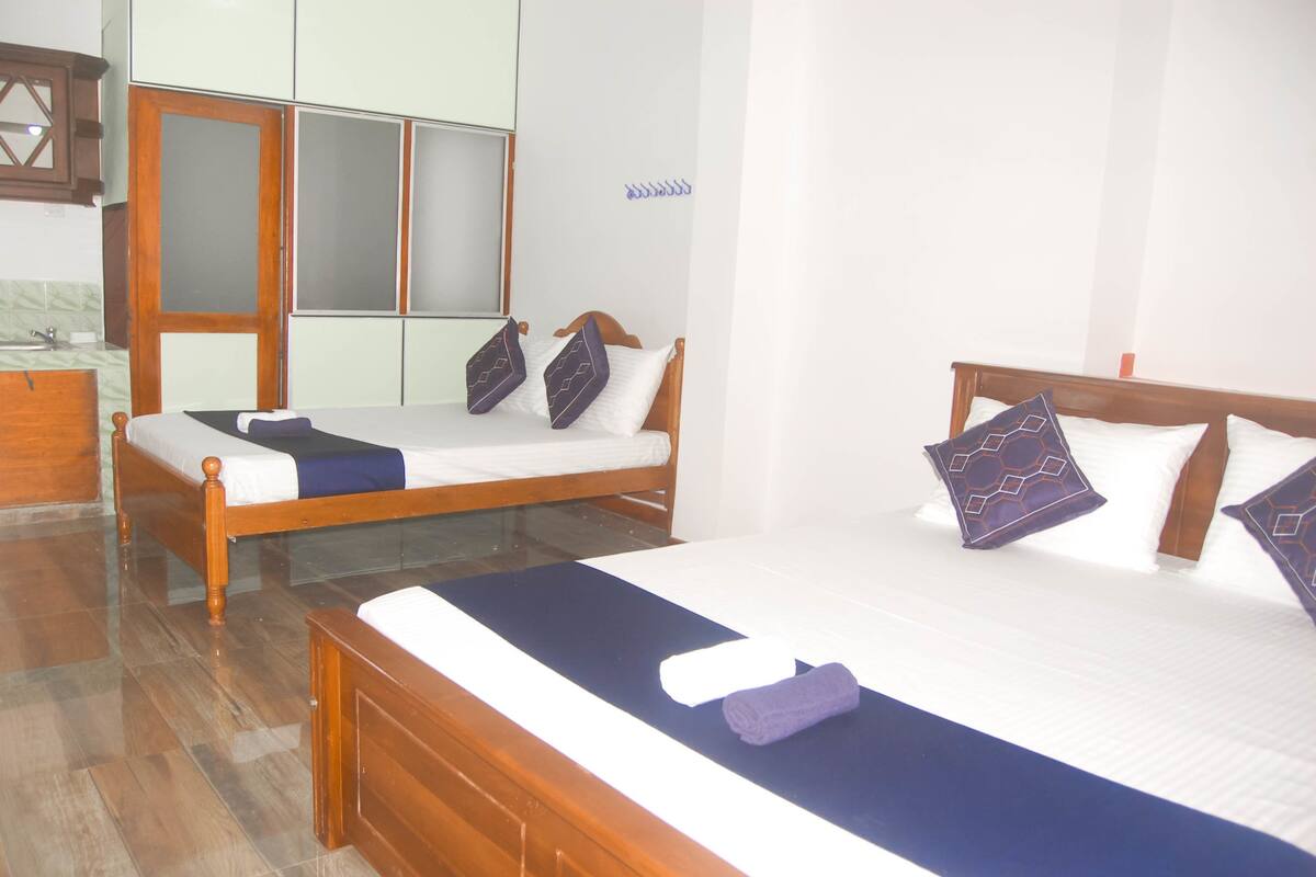 Nhà tiện nghi đơn giản, quang cảnh núi, cạnh núi | Bàn, bàn ủi/dụng cụ ủi quần áo, truy cập Internet không dây miễn phí