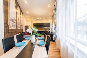City Apartment | In-room dining - Real Apartments Anker koz (Budapest)