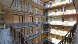 Un edificio de varios pisos con balcones, barandillas y ventanas.