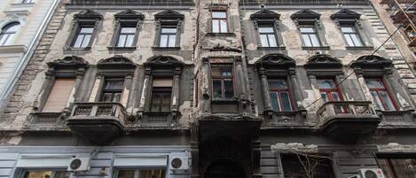 Un edificio histórico con detalles arquitectónicos ornamentales, incluyendo columnas y molduras decorativas.
