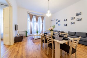Apartment | Living room | TV - Real Apartments Lovag (Budapest)