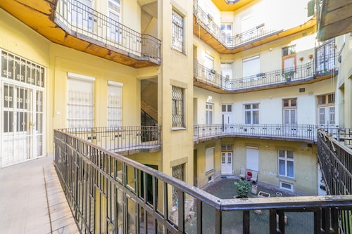 Real Apartments Lovag