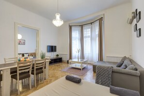 1 camera, una scrivania, insonorizzazione