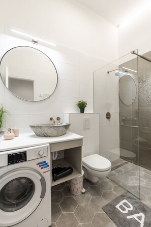 Apartamento ejecutivo | Baño | Ducha, toallas, jabón y champú