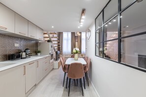Apartemen Eksekutif | Dapur pribadi | Lemari es, microwave, oven, dan kompor