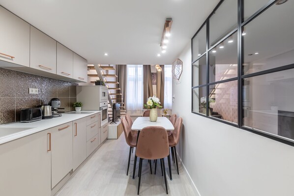 Executive Apartment | Private kitchen | Fridge, microwave, oven, stovetop - Real Apartments Múzeum (Budapest)