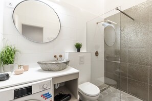 Executive Apartment | Bathroom | Shower, towels, soap, shampoo - Real Apartments Múzeum (Budapest)