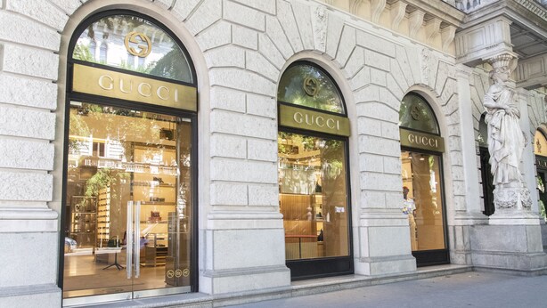 A building facade with three large arched windows labeled "GUCCI". - Real Apartments Revay (Budapest)