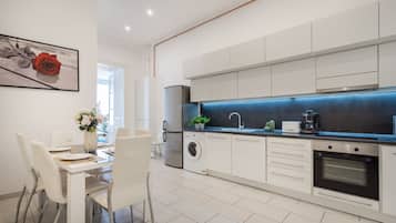 Executive-lejlighed | Privat køkken | Køleskab, højstol, spisebord