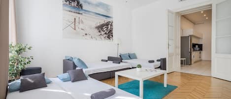 Apartamento ejecutivo | Zona de estar | Televisión LED de 107 pulgadas con canales digitales, una televisión