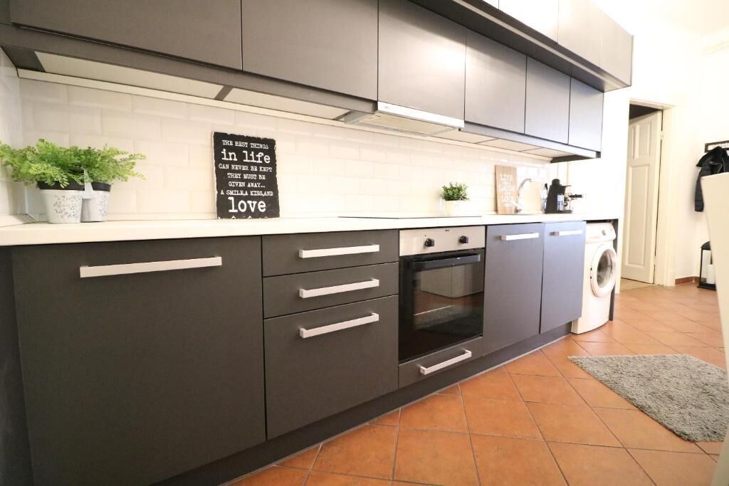 익스클루시브 아파트 | 전용 주  방 | 냉장고, 유아용 의자, 식탁