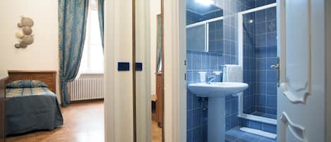 Habitació triple estàndard | Bany | Dutxa, articles de tocador gratuïts, assecador de cabells i bidet