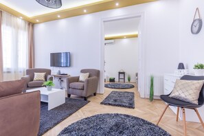 Living area | TV - Real Apartments Zoltan (Budapest)