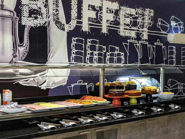 Daily buffet breakfast (BRL 42.00 per person)