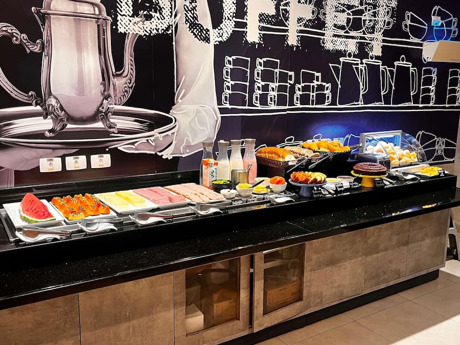 Tägliches Frühstücksbuffet gegen Gebühr