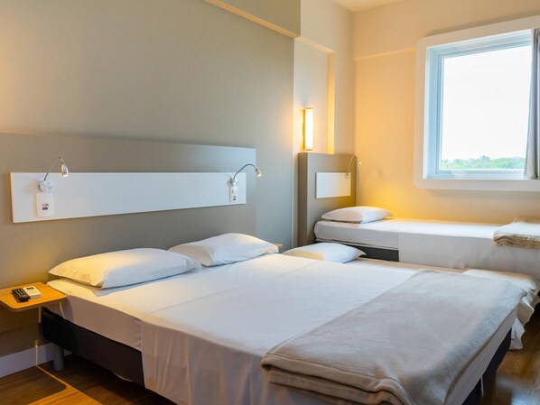 Apartamento standard, várias camas | Cortinas blackout, quartos à prova de som, Wi-Fi de cortesia
