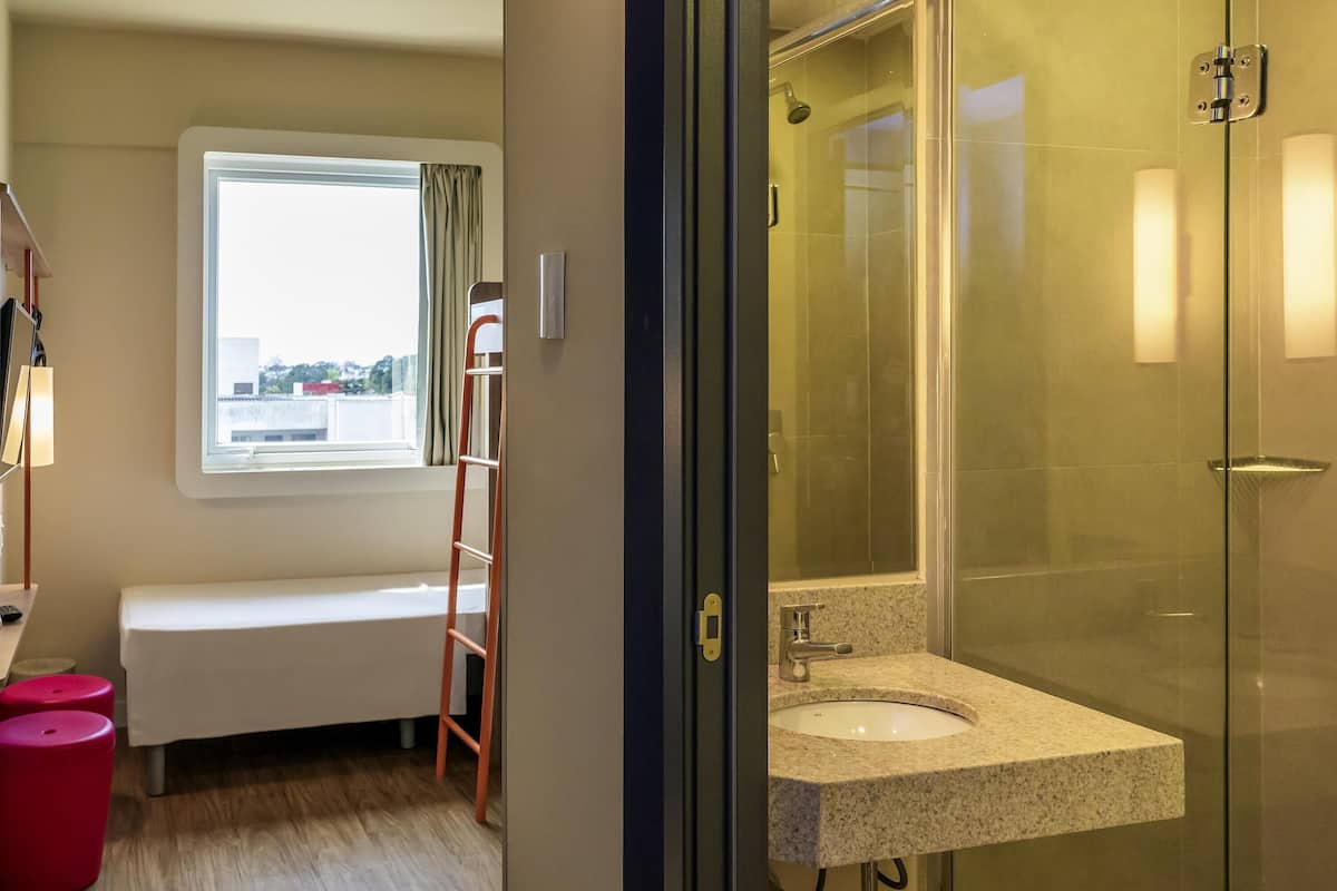 Verdunkelungsvorhänge, schallisolierte Zimmer, kostenloses WLAN