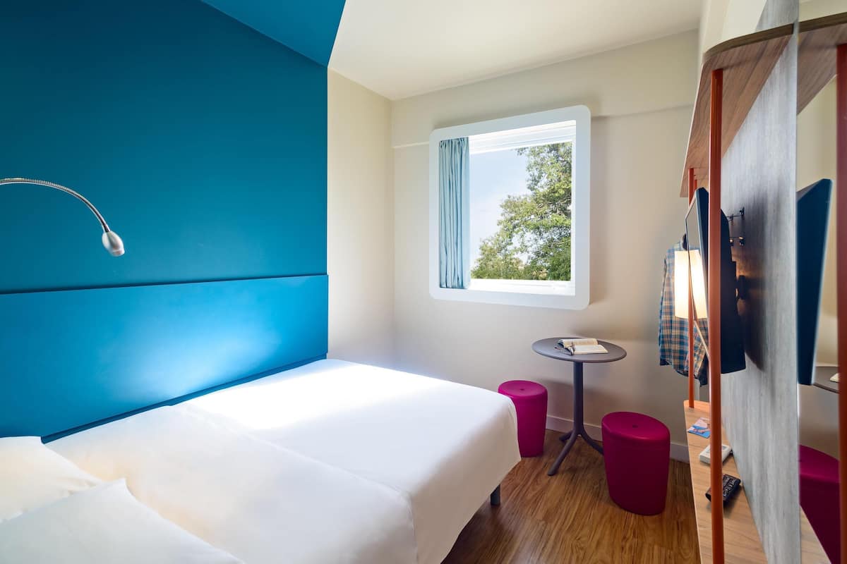 Blackout curtains, soundproofing, free WiFi, bed sheets