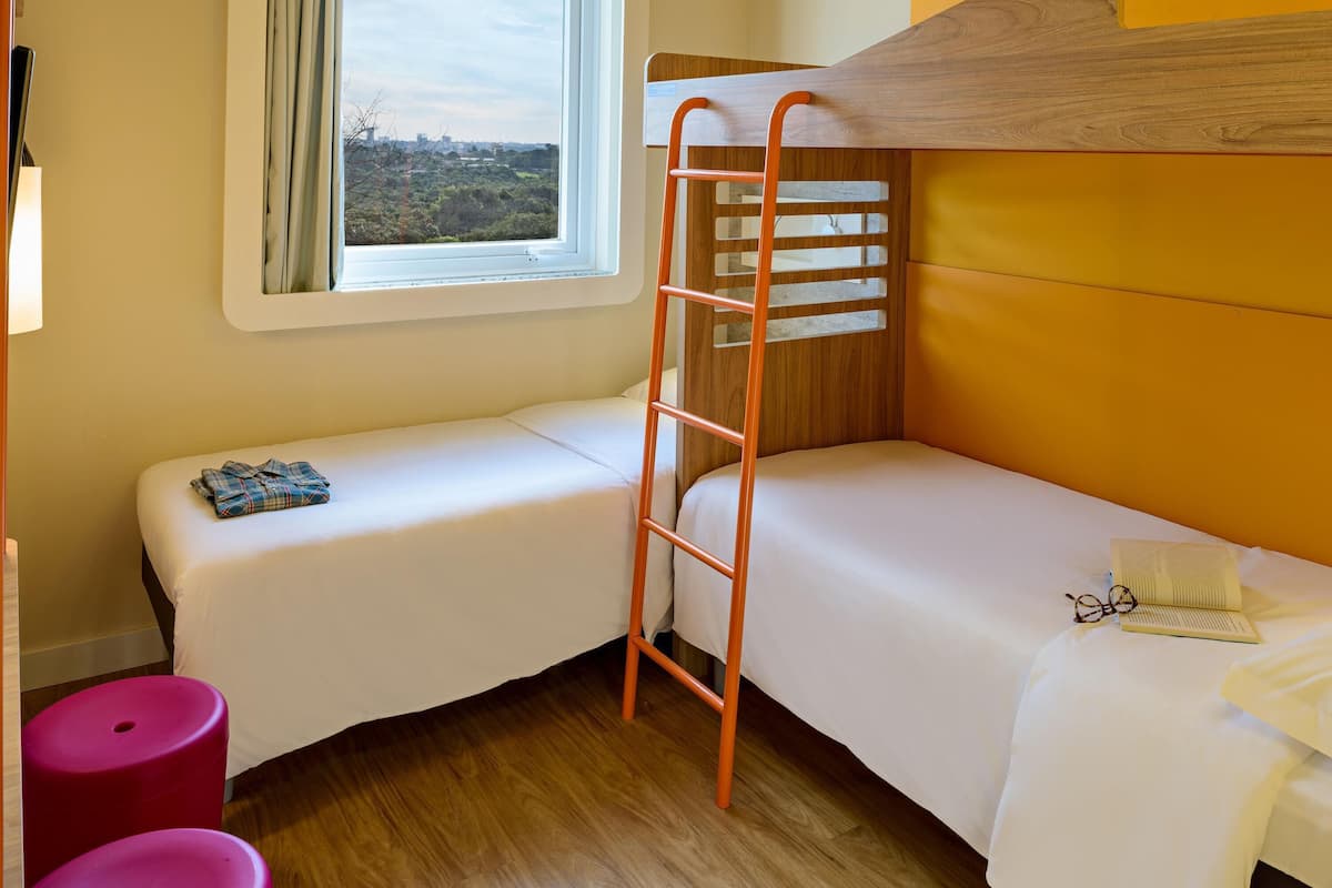 Cortinas blackout, insonorización, wifi gratis y ropa de cama