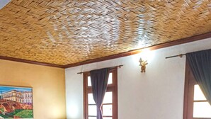 A hotel room with two beds, a wooden ceiling, a painting on the wall, and a window with curtains. - Pousada Estação do Trem (São João del Rei)