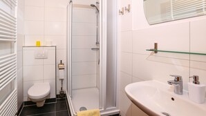 Single Room | Bathroom | Shower, free toiletries, hair dryer, towels - Hotel Pension Petridamm (Rostock)