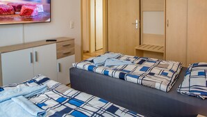 Apartment | Desk, soundproofing, cribs (free), WiFi (free) - Hotel Pension Petridamm (Rostock)
