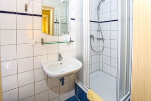 家庭房 | 浴室 | 淋浴设施、免费洗浴用品、吹风机、毛巾