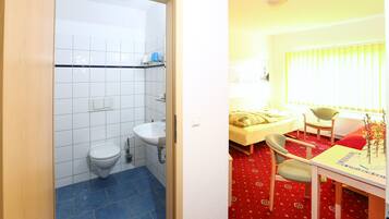 Doppel- oder Zweibettzimmer | Schreibtisch, schallisolierte Zimmer, kostenlose Babybetten