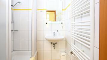 Doppel- oder Zweibettzimmer | Badezimmer | Dusche, kostenlose Toilettenartikel, Haartrockner, Handtücher