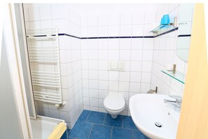 Habitación con 1 cama doble o 2 individuales | Baño | Ducha, artículos de higiene personal gratuitos y secador de pelo