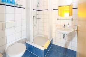 三人房 | 浴室 | 淋浴设施、免费洗浴用品、吹风机、毛巾