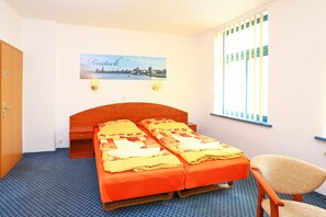 双人房或双床房 | 办公桌、隔音、免费婴儿床、免费 WiFi