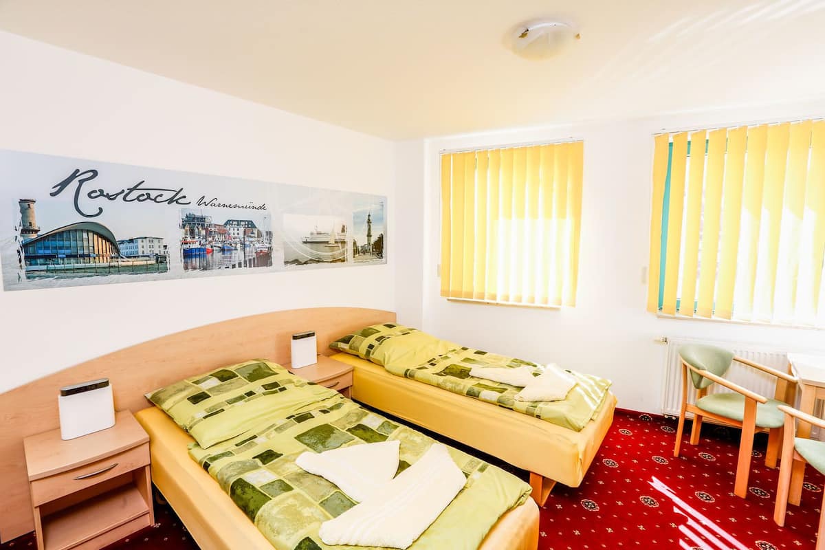 Family Room | Desk, soundproofing, free cribs/infant beds, free WiFi
