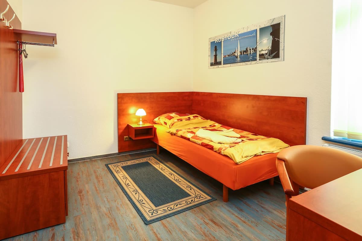 Single Room | Desk, soundproofing, free cribs/infant beds, free WiFi