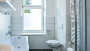 Apartment | Bathroom | Shower, free toiletries, hair dryer, towels - Hotel Pension Petridamm (Rostock)