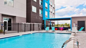 Piscine extérieure (ouverte en saison)