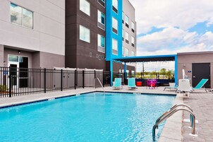 Una piscina al aire libre de temporada