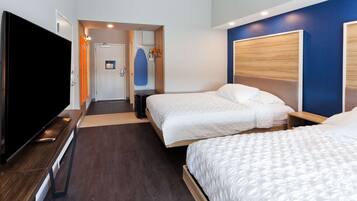 Rum - 2 queensize-sängar | Sängtillbehör av högsta kvalitet, skrivbord och mörkläggningsgardiner