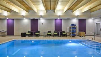 Innenpool, geöffnet von 07:00 Uhr bis 23:00 Uhr, Liegestühle