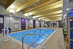 Piscine couverte, accès possible de 07 h 00 à 23 h 00, chaises longues 