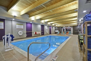 Piscina interna, funciona das 7h às 23h, espreguiçadeiras