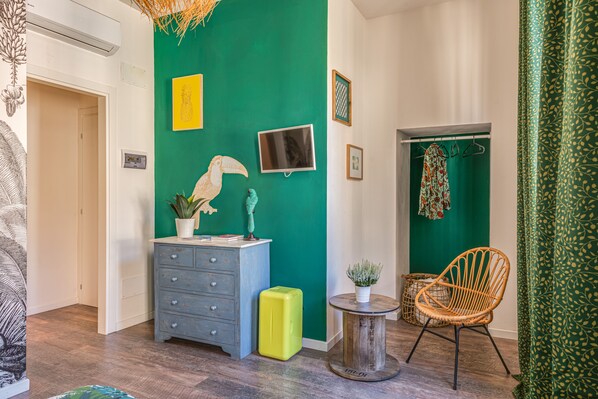 Dobbeltrom – deluxe, 1 kingsize-seng, byutsikt | Sengetøy av topp kvalitet, individuelt dekorert og individuelt innredet