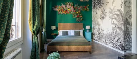 Habitació doble Deluxe, 1 llit de matrimoni gran, vistes a la ciutat | Roba de llit d'alta qualitat i decoració individual