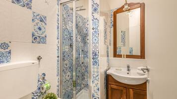 Chambre Double Deluxe, 1 trĂšs grand lit, vue ville | Salle de bain | Douche, articles de toilette gratuits, sĂšche-cheveux