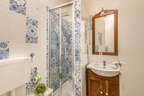 Deluxe Double Room, 1 King Bed, City View | Bathroom | Shower, free toiletries, hair dryer, towels - Coderooms (Florence)