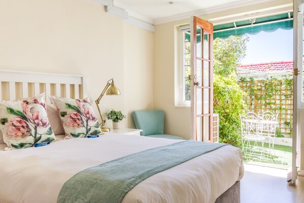 Studio 2 | Pillowtop beds, individually decorated, individually furnished - Vesper Apartments (Cape Town)