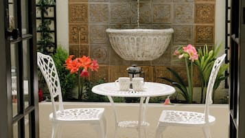 Studio – comfort, 1 queensize-seng, tekjøkken | Senger med overmadrass, individuelt dekorert og individuelt innredet